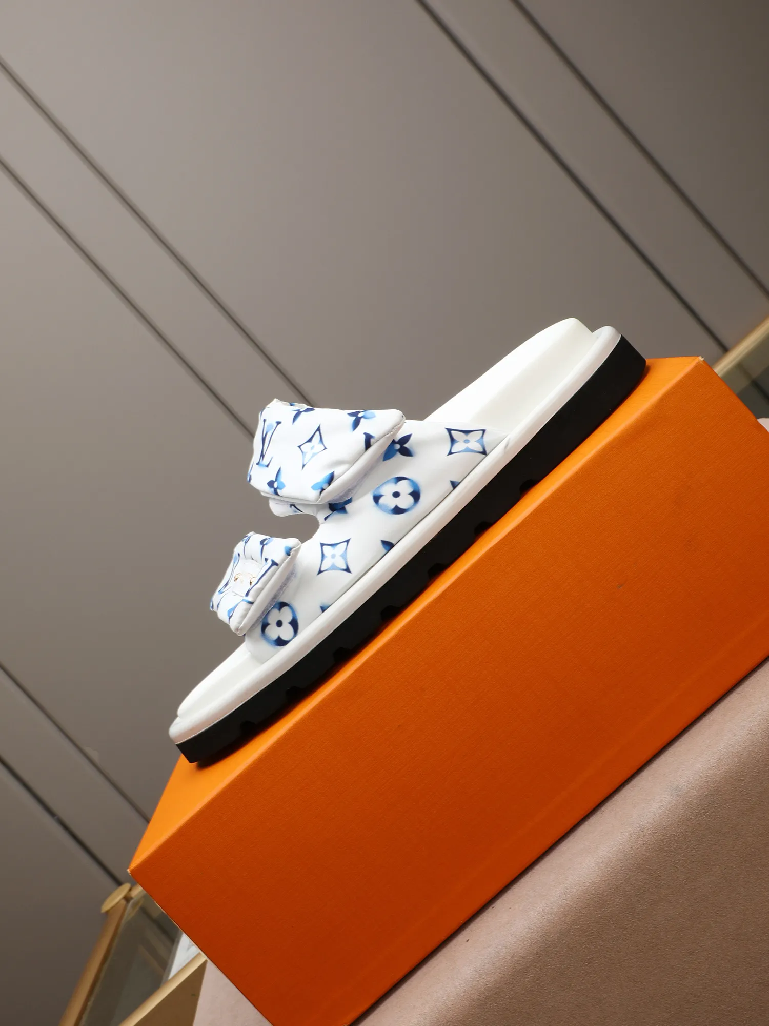 PP360 [LOUIS VUITTON] Louis Vuitton, LV printing, men's and women's slippers are on the market. The drawer box packaging comes with a cloth bag and a card. The upper pattern looks very soft and waxy, and it is a super versatile leg slimming tool. Fabric: imported denim/canvas/old fabric, LV hardware LOGO, official website pattern printing, comfortable to wear, feet: high-elastic PU water table. Sole: foam sole, heel height: about 5cm. Code number: 35-46, 35, 45, 46 are custom-made and non-returnable. Color: multiple colors and styles available.